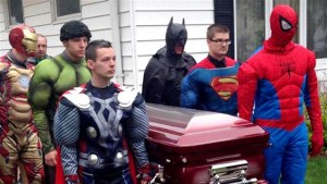 Superhéroes rinden honores a niño que murió por cáncer cerebral (Fotos)