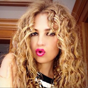 Thalía volvió al estilo “Marimar” con su look (Fotos)