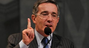 Uribe denuncia acciones irregulares en campaña de Santos