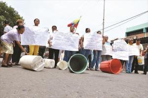 Protesta en la Isabelica por falta de agua (Fotos)