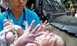 Un bebé nació dentro de un carro en Barquisimeto (Fotos)