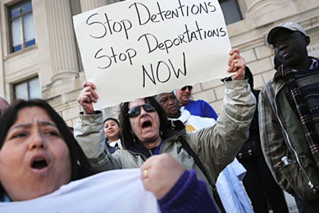 Gobierno de EEUU pide a juez poner fin a suspensión temporal de deportaciones