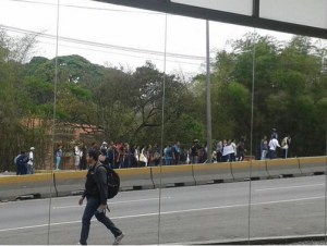 Estudiantes protestaron porque les sirven comida con cucarachas #29M (Fotos)
