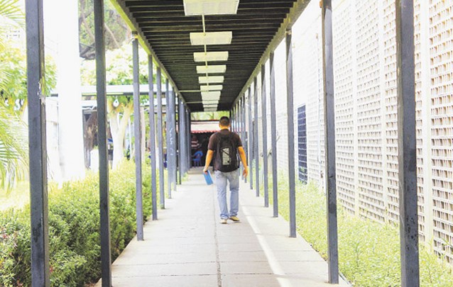 Con concentración y marcha se cumplió el paro en LUZ