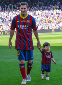 Leo Messi presume a su hijo Thiago con el uniforme del Barsa (Foto)