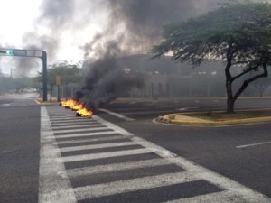 Manifestaciones en Maracaibo colapsan las principales vías (Fotos)