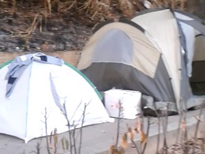 Estudiantes instalan campamento de resistencia en el Distribuidor de Santa Fe