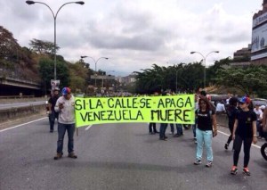 “Sí la calle se apaga, Venezuela muere”, así fue la protesta en el Distribuidor Santa Fe (Fotos)