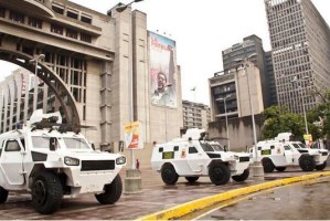 Así se estacionaron estas tanquetas en la acera del Palacio de Justicia #8M (Foto)