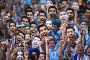 Uruguayos llevan presente a Suárez en las tribunas (Fotos)