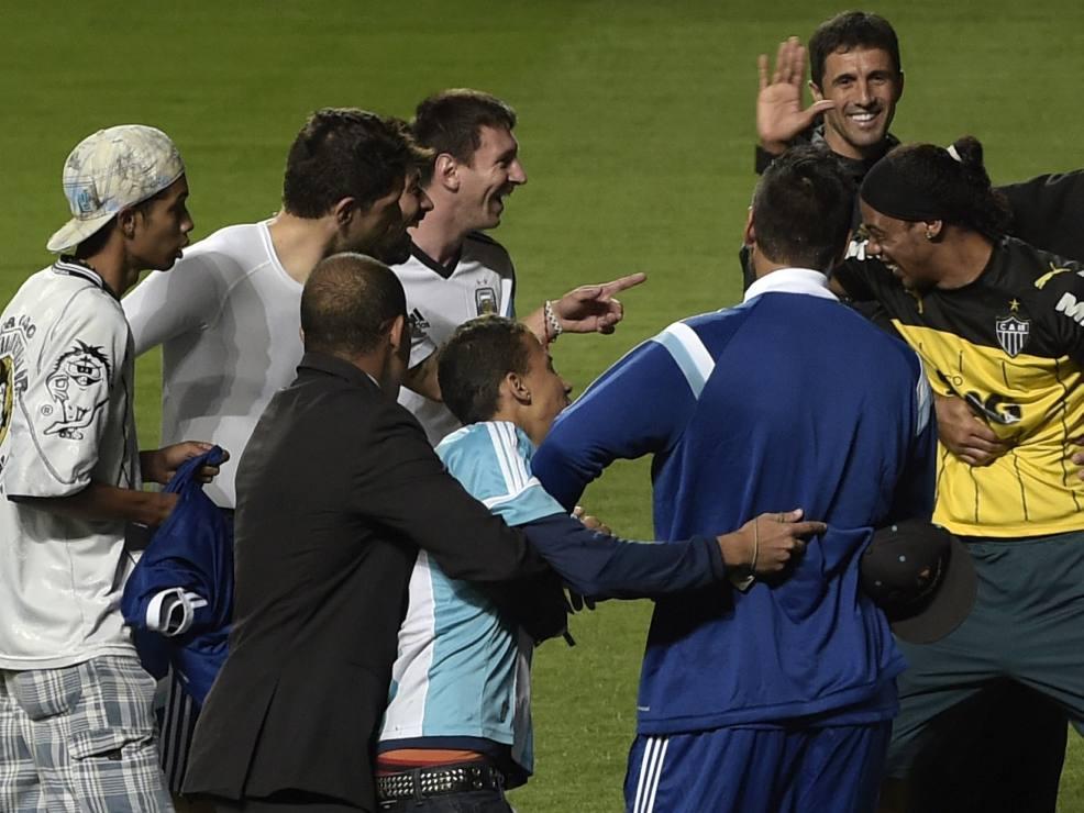 Falso Ronaldinho hace reír a Messi (Fotos + Video)