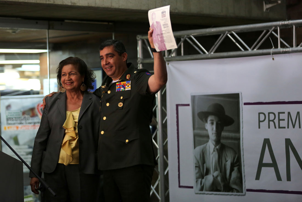 ¡Bien bueno pues! Otorgan premio de periodismo a Rodríguez Torres