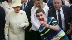 Lo que no habías visto…la selfie con su majestad