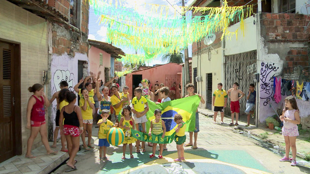 Un barrio, las dos caras del mundial (Video)