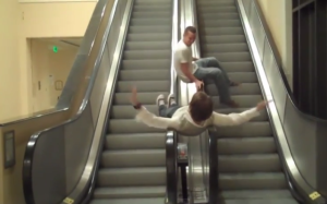 VIDEO: Las mejores caídas en escaleras mecánicas