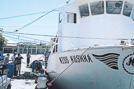 Buscan a ocho tripulantes tras hundimiento de barco pesquero