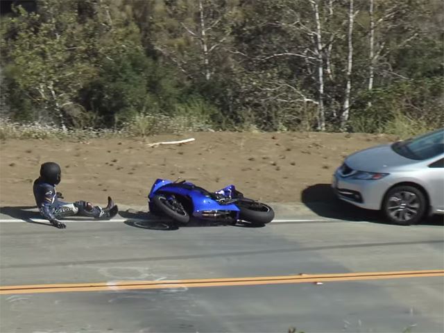 Motociclista se cayó, rodó y rodó, bajo del carro quedó