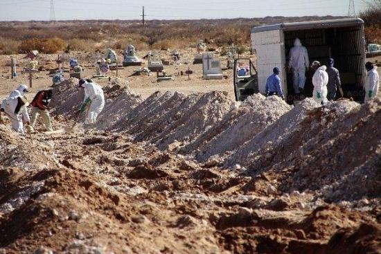 Descubren fosas comunes de inmigrantes en un cementerio de Texas