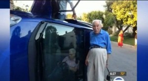WTF… Pareja de ancianos se fotografía luego de volcarse en su carro