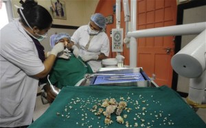 Le extraen 232 dientes a un joven tras seis horas de operación (Fotos)