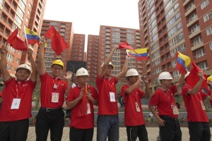 Sólo obreros chinos en las obras que visitó Xi Jinping (fotodetalles)