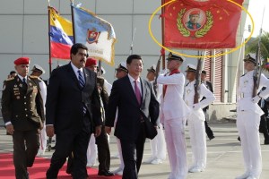 Escala el culto a Hugo Chávez, ahora tiene bandera (fotodetalles)