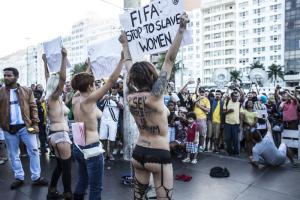 AH OK: Feministas protestaron contra la explotación sexual en el Mundial… ¡mostrando las lolas!