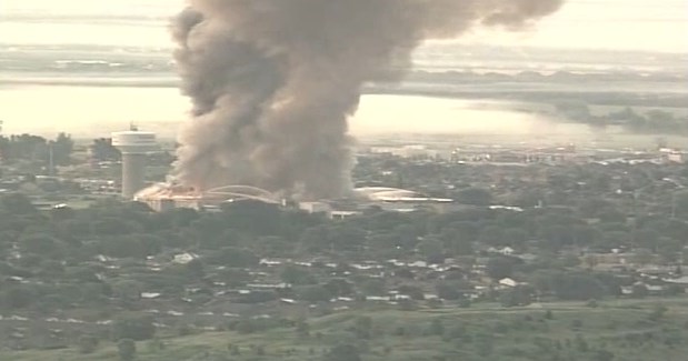 Evacuan a 1.300 personas por incendio de fábrica en Canadá