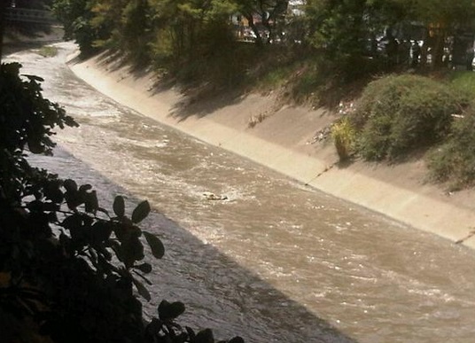 Hallan cadáver flotando en el Guaire a la altura de Bello Monte (Fotos y video)