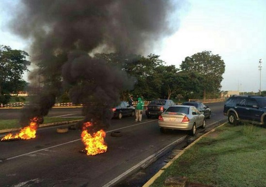 Trabajadores de Sidor trancan redoma La Piña (Fotos)