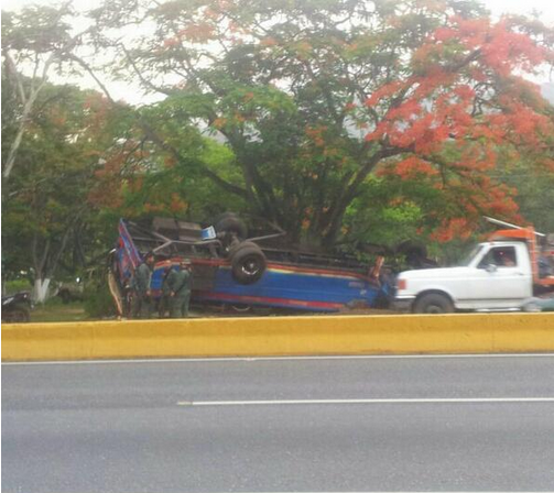 Fuerte retraso en la ARC por autobús volcado (Foto)