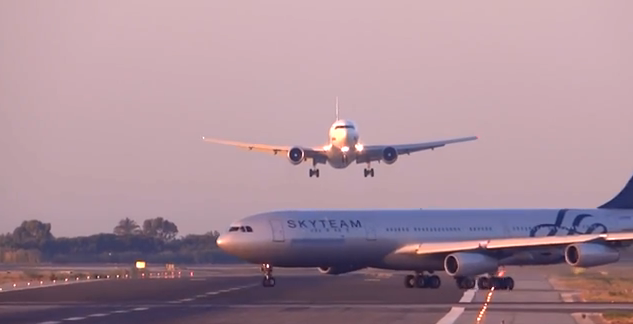 Dos aviones casi chocan en el aeropuerto de Barcelona (Video)