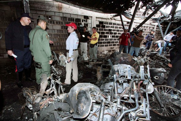 Dos policías heridos y pérdidas millonarias tras incendio en estacionamiento policial de Táchira