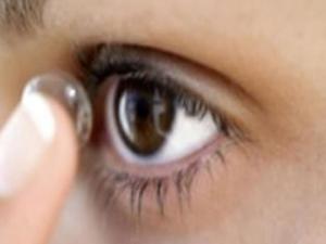 Queda ciega por no quitarse nunca los lentes de contacto