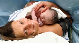 Graba a su mujer de parto hasta que da a luz en la puerta del hospital (Video)