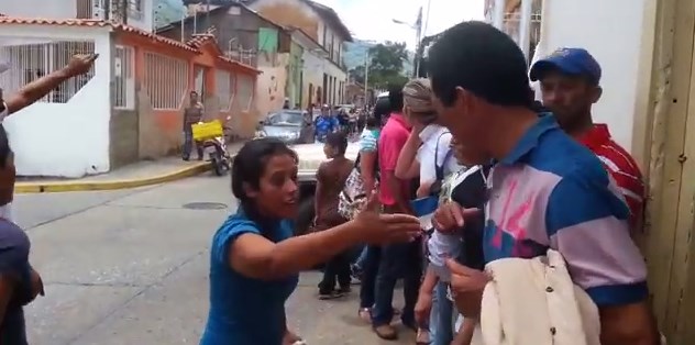 ¡Llegó la leche a Boconó!… y el pueblo se desespera haciendo la cola ¿Así o más patria?