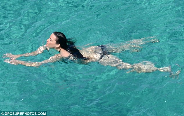 Liv Tyler en bikini no es lo que esperabas (FOTOS)