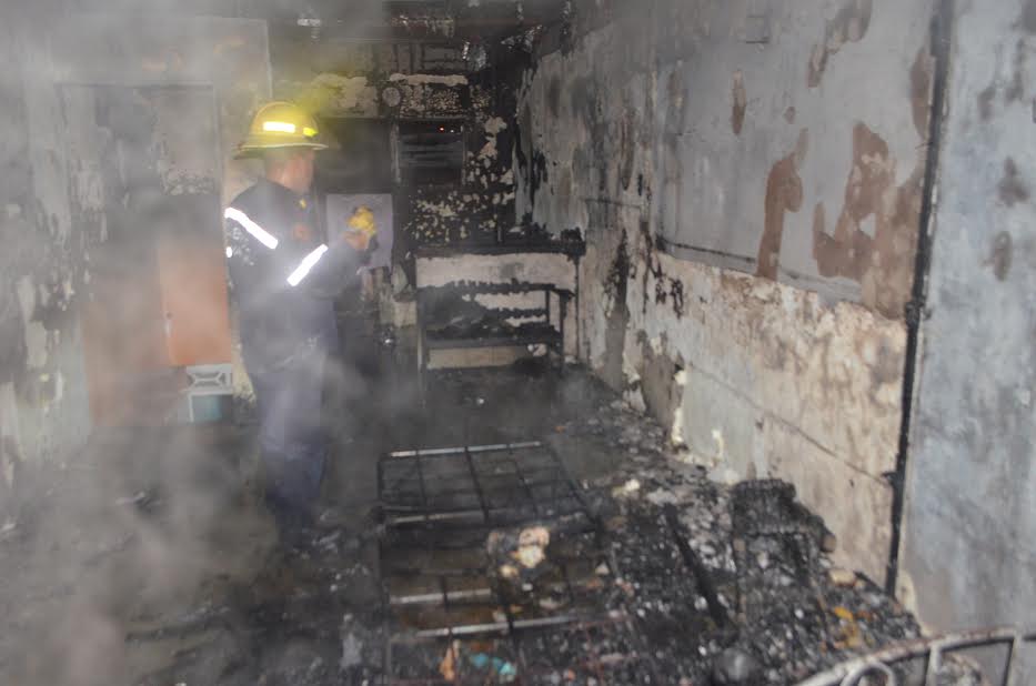 Un incendio destruyó una vivienda en Vargas sin dejar víctimas (Fotos)