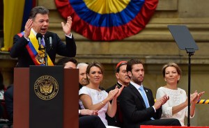 Santos asume su segundo mandato y hace un llamado a la paz, equidad y educación