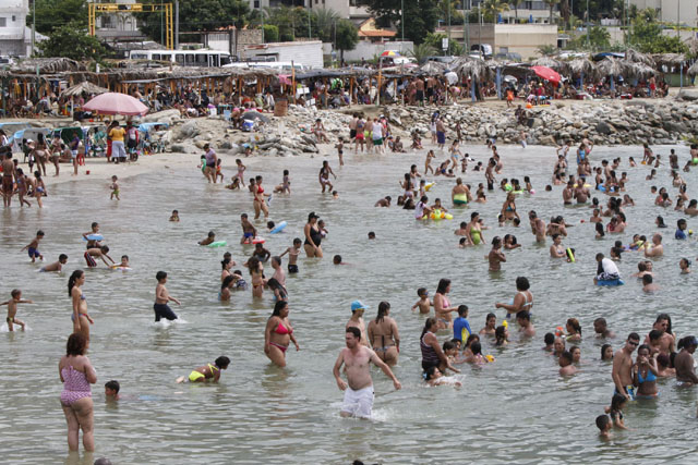 Temporadistas abarrotan las playas de Vargas (Fotos)