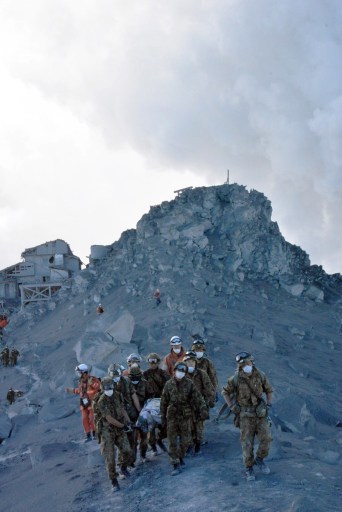Al menos 36 muertos en erupción del volcán japonés