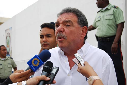 Alcalde Miguel Cocchiola decretó aumento de 50% en sueldos de policías municipales