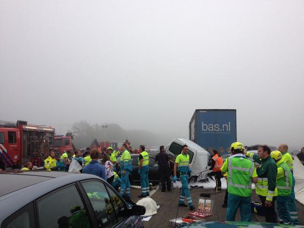 Choque de 150 carros deja dos muertos en Holanda (Fotos y video)