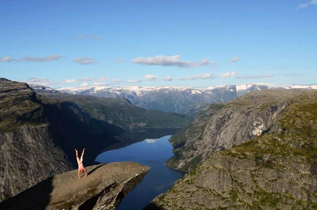 WTF: Desnudo y parado de manos en distintas partes del mundo (Fotos)