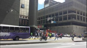 Trabajadores del BCV protestan en la avenida Urdaneta (Foto)