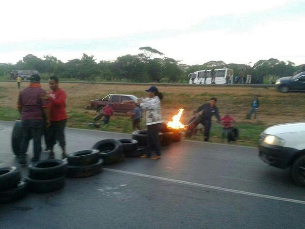 Protesta por falta de agua trancan la Troncal 9