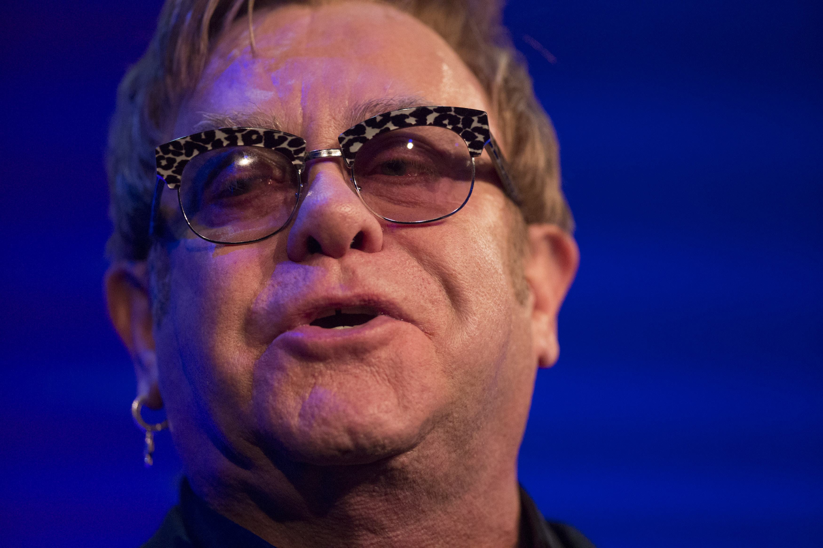 Elton John dice que al papa Francisco deberían canonizarlo ya