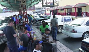 Viajeros del terminal de Puerto La Cruz prefieren a los carritos “piratas”
