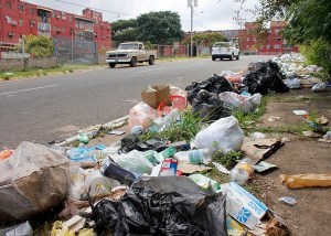 Huecos y basura adornan las calles de urbanizaciones en San Félix