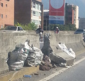 Mamarrachada de “trabajo” en la autopista Prados del Este (fotodetalles)